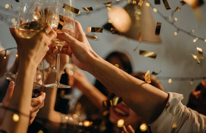 prikaz nazdravljanja čašama sa šampanjcem